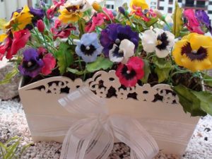 centro de mesa para casamento com flores de biscuit