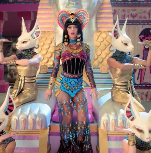 modelo de fantasias de Cleópatra da Katty Perry
