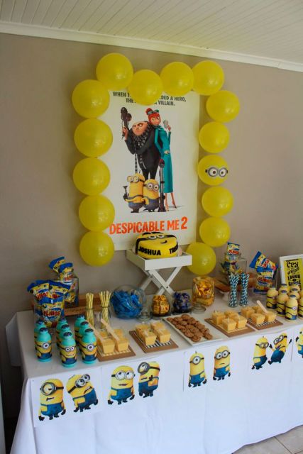 mesa minions decorada
