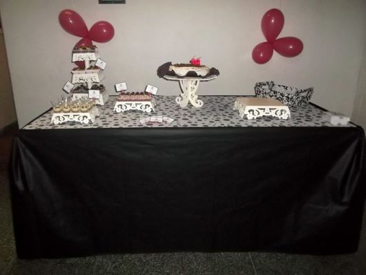 decoracao-com-tnt-preto-e-branco