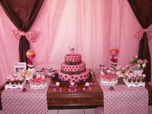 decoracao-com-tnt-rosa-e-marrom