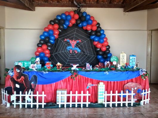 homem-aranha-com-tnt