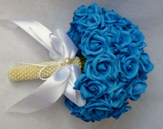 modelo azul com pérolas