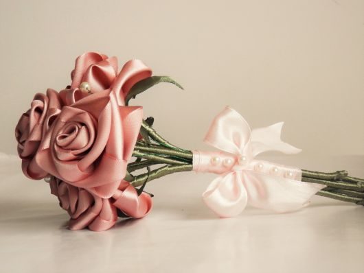 buquê de cetim de rosas