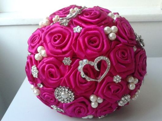 buquê de cetim de rosas com ornamentos