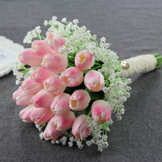 buque de tulipas rosas em casamento