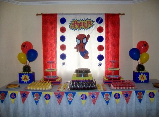 decoração com tnt homem aranha