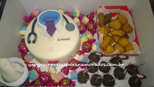 festa surpresa para namorado bolo médico