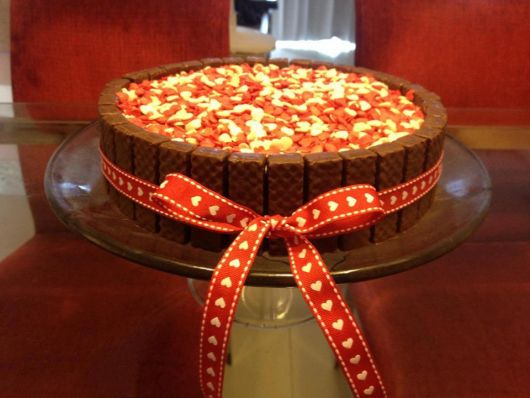 bolo com confeito coração