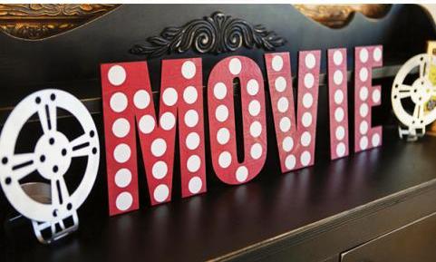 Letreiro feito de papelão com a palavra "movie".