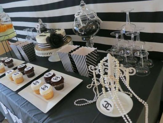 Colares de pérolas decoram mesa