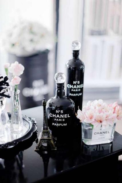 Miniaturas de torres eiffel trazem elegância