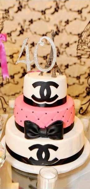 Bolo com logotipo Chanel