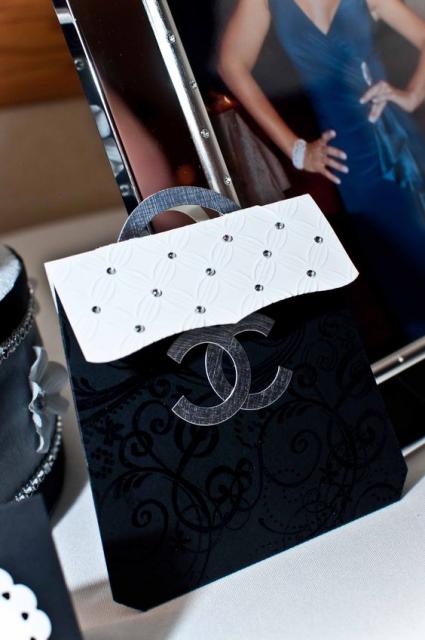 Envelope de convite com formato de bolsa Chanel