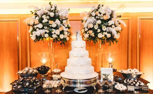 O branco, cor clássica das cerimônias, também pode super se adequar ao estilo vintage.