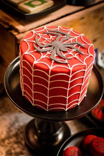Bolo vermelho com símbolo do Homem-Aranha