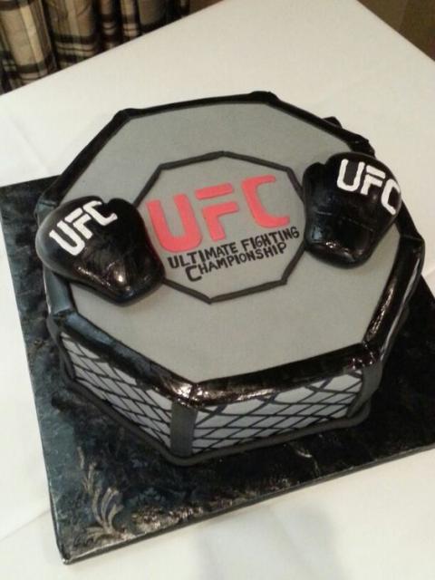 Bolo com decoração de um octógono de UFC