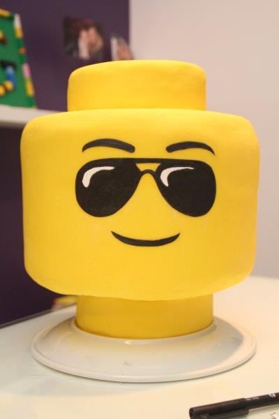 Bolo amarelo feito de cabeça de lego