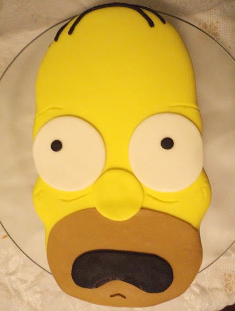 Bolo amarelo imitando cabeça de Simpsons