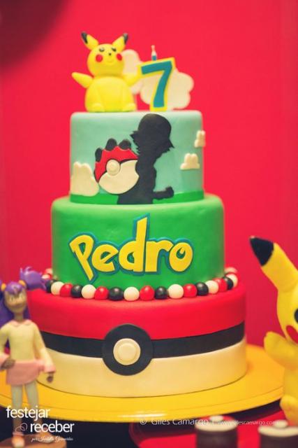 Bolo com decoração do Pokemon
