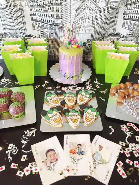 Mesa de doces na cor verde com decoração do Coringa