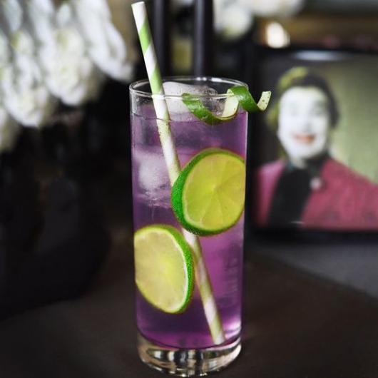 Drink roxo com limões fazendo referência ao personagem Coringa