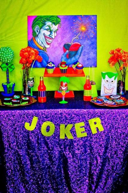 Mesa decorada com tema Coringa