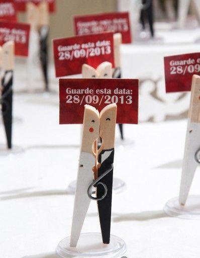 Prendedor de roupa com noivos desenhados