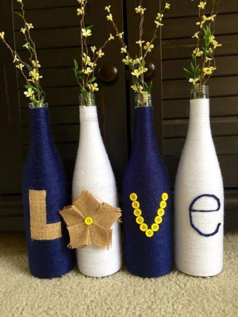 Garrafas de vidro embaladas com linha e com as letras de "love"