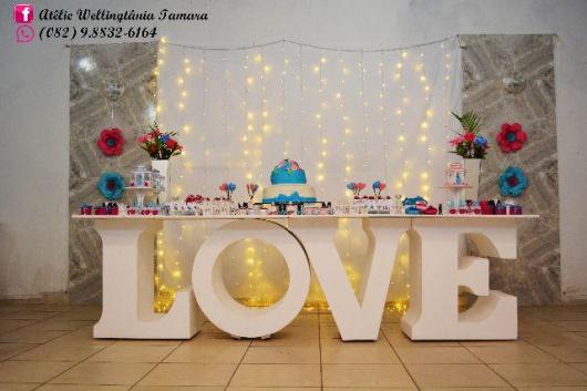 Mesa de doces com o apoio escrito "love"