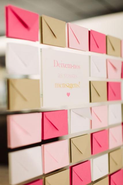 Mural com envelopes para deixar mensagens aos noivos