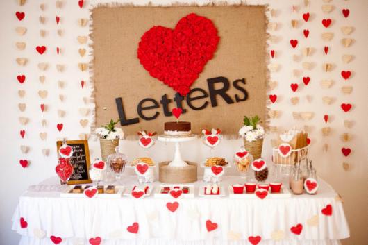 Mesa decorada com corações vermelhos