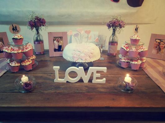 Mesa de madeira de doces com dizeres "love"