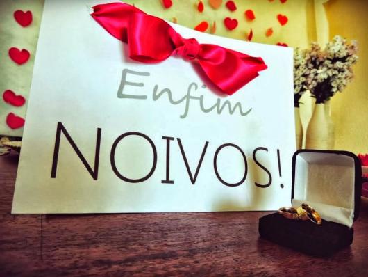 Cartão com alianças de noivado ao lado