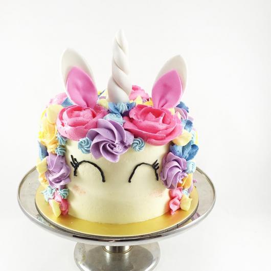 bolo com flores de chantilly