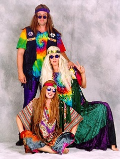 Sobreposição de peças e estampas fazem parte do universo hippie