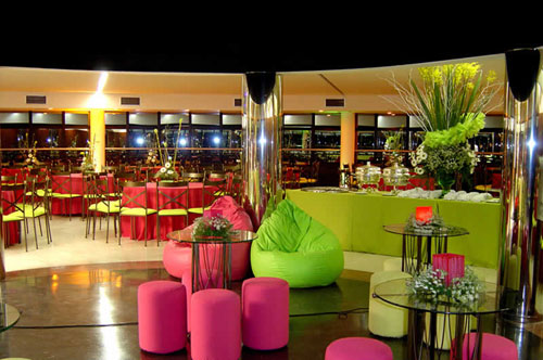 Festa decorada com puffs rosa e verde limão.