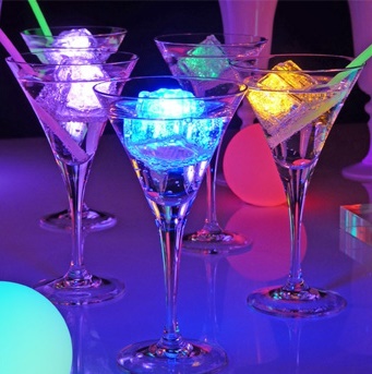 Drinks com cubos de gelo que brilham no escuro.