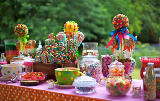 Doces, balas, pirulitos em potes de vidro.