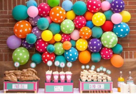 Balões coloridos e estampados completam a decoração da parede.