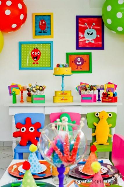 Quadros infantis com monstrinhos.