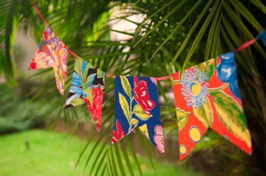 Varal de bandeirinhas feito com tecido estampado.