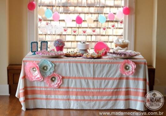 Mesa forrada com toalha listrada.