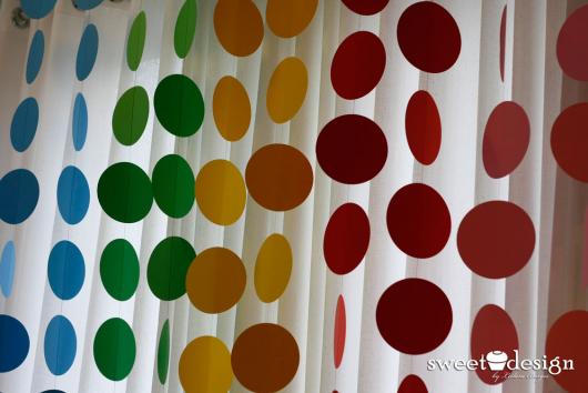 Cortina com bolinhas nas cores verde, amarelo e vermelho.