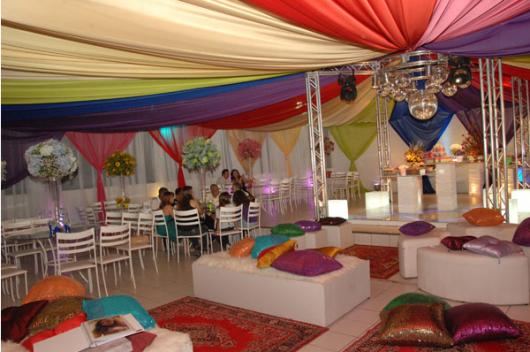 Tecidos coloridos cobrindo o teto.