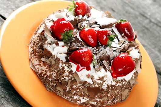 Bolo floresta negra com morango.