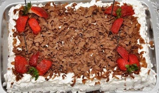 Bolo floresta negra retangular.