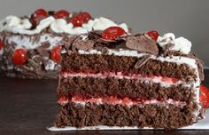 Pedaço de bolo floresta negra com três camadas de massa.