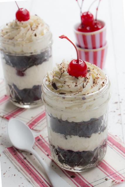 Bolo floresta negra no pote.