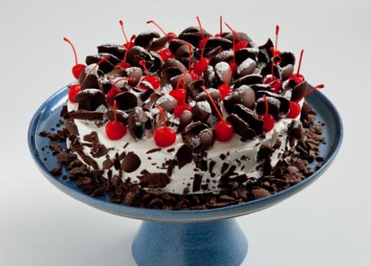 bolo floresta negra em suporte azul.